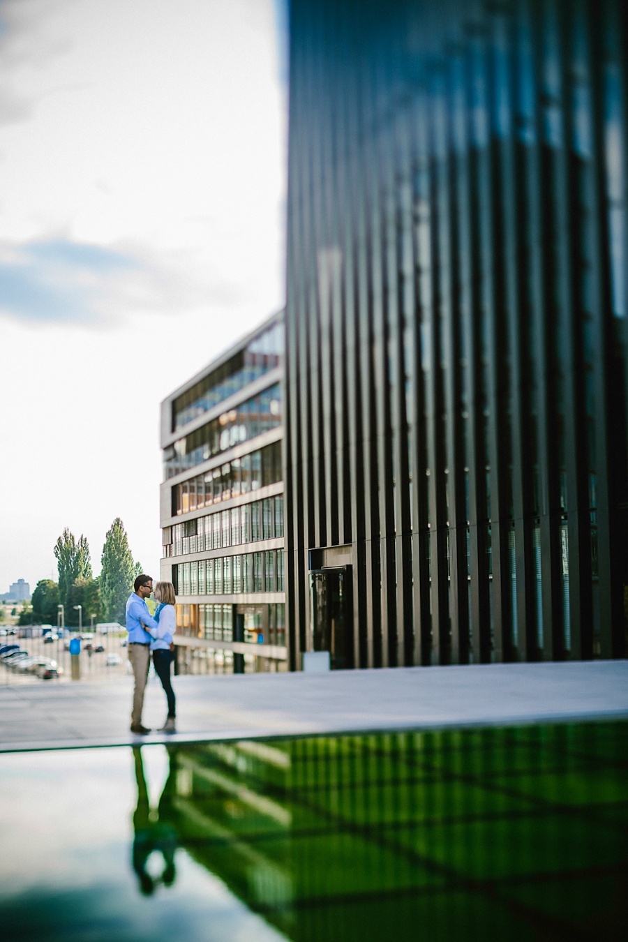 engagementshooting-paarfotos-duesseldorf-hafen-industriehafen-hyatt-gehry-bauten-innenhafen-container-fernsehturm-hochzeitsfotografin-aachen-geilenkirchen-heinsberg-koeln-eschweiler-blog_005
