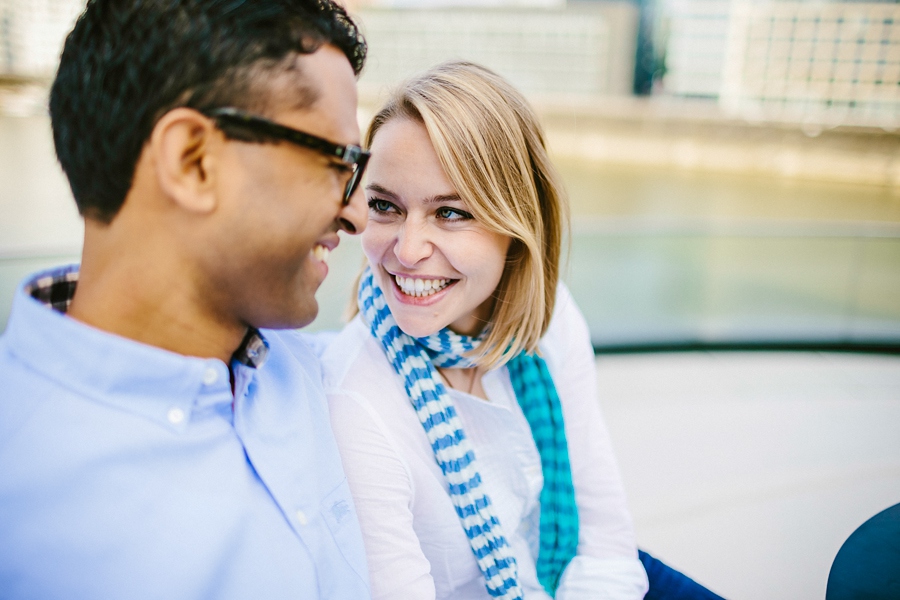 engagementshooting-paarfotos-duesseldorf-hafen-industriehafen-hyatt-gehry-bauten-innenhafen-container-fernsehturm-hochzeitsfotografin-aachen-geilenkirchen-heinsberg-koeln-eschweiler-blog_007