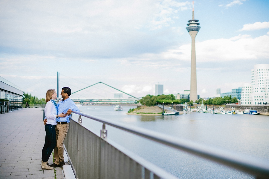 engagementshooting-paarfotos-duesseldorf-hafen-industriehafen-hyatt-gehry-bauten-innenhafen-container-fernsehturm-hochzeitsfotografin-aachen-geilenkirchen-heinsberg-koeln-eschweiler-blog_008
