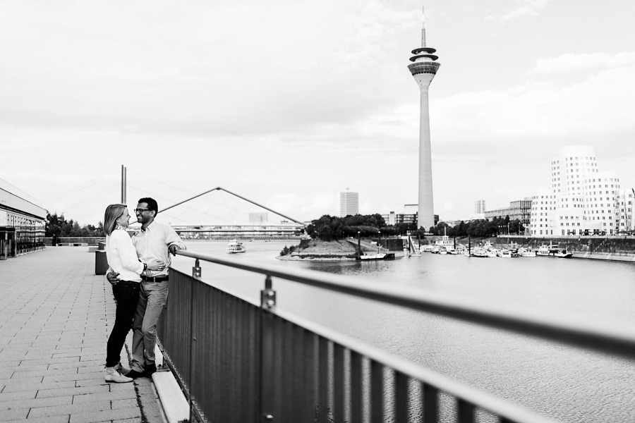 engagementshooting-paarfotos-duesseldorf-hafen-industriehafen-hyatt-gehry-bauten-innenhafen-container-fernsehturm-hochzeitsfotografin-aachen-geilenkirchen-heinsberg-koeln-eschweiler-blog_009