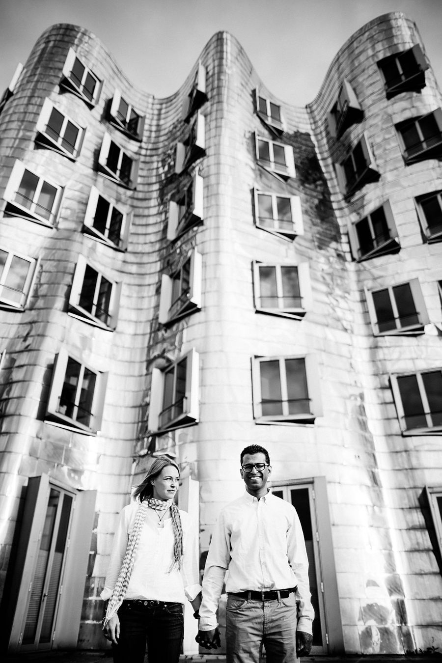 engagementshooting-paarfotos-duesseldorf-hafen-industriehafen-hyatt-gehry-bauten-innenhafen-container-fernsehturm-hochzeitsfotografin-aachen-geilenkirchen-heinsberg-koeln-eschweiler-blog_011