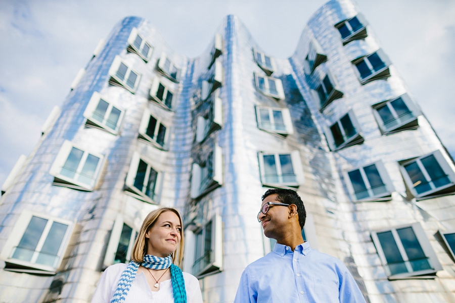 engagementshooting-paarfotos-duesseldorf-hafen-industriehafen-hyatt-gehry-bauten-innenhafen-container-fernsehturm-hochzeitsfotografin-aachen-geilenkirchen-heinsberg-koeln-eschweiler-blog_013