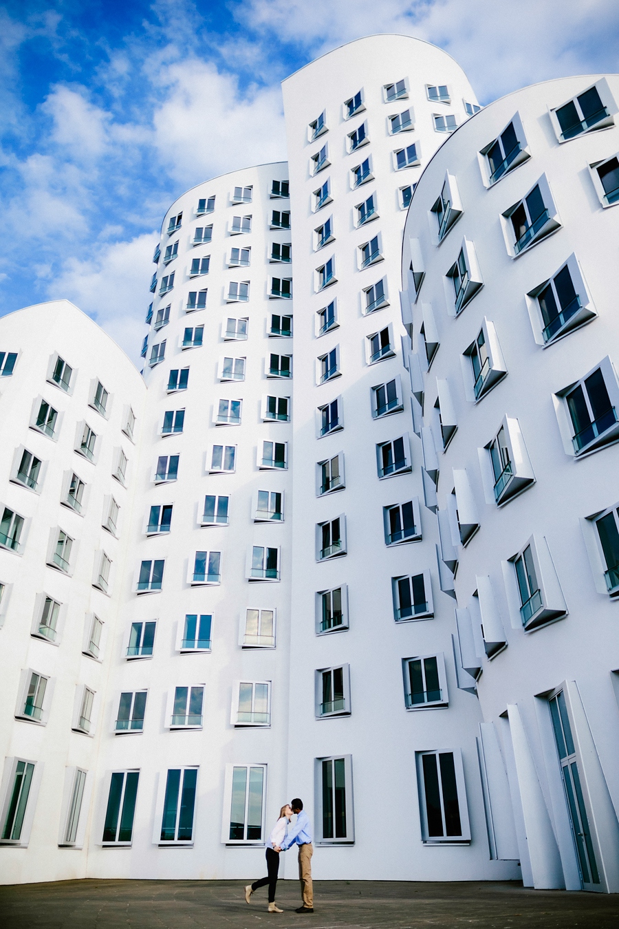 engagementshooting-paarfotos-duesseldorf-hafen-industriehafen-hyatt-gehry-bauten-innenhafen-container-fernsehturm-hochzeitsfotografin-aachen-geilenkirchen-heinsberg-koeln-eschweiler-blog_014
