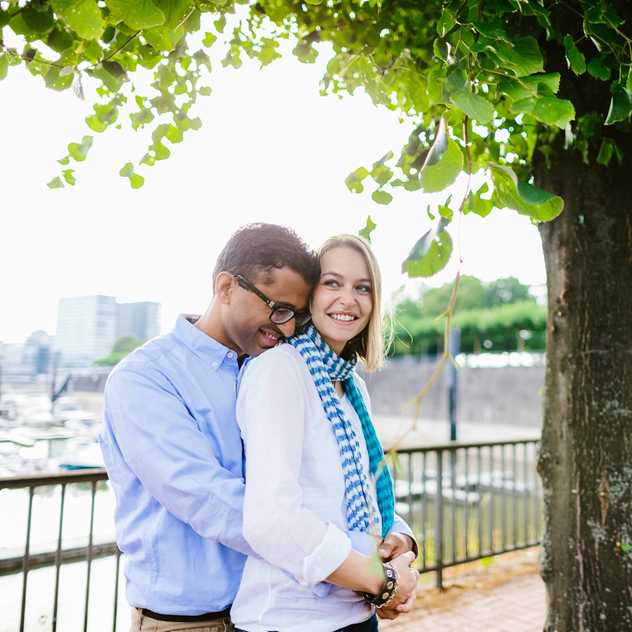 engagementshooting-paarfotos-duesseldorf-hafen-industriehafen-hyatt-gehry-bauten-innenhafen-container-fernsehturm-hochzeitsfotografin-aachen-geilenkirchen-heinsberg-koeln-eschweiler-blog_015