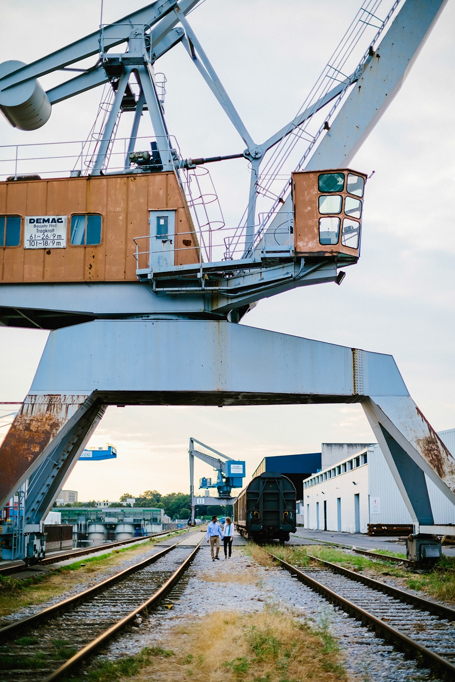 engagementshooting-paarfotos-duesseldorf-hafen-industriehafen-hyatt-gehry-bauten-innenhafen-container-fernsehturm-hochzeitsfotografin-aachen-geilenkirchen-heinsberg-koeln-eschweiler-blog_018