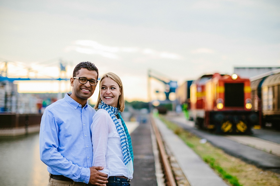 engagementshooting-paarfotos-duesseldorf-hafen-industriehafen-hyatt-gehry-bauten-innenhafen-container-fernsehturm-hochzeitsfotografin-aachen-geilenkirchen-heinsberg-koeln-eschweiler-blog_019