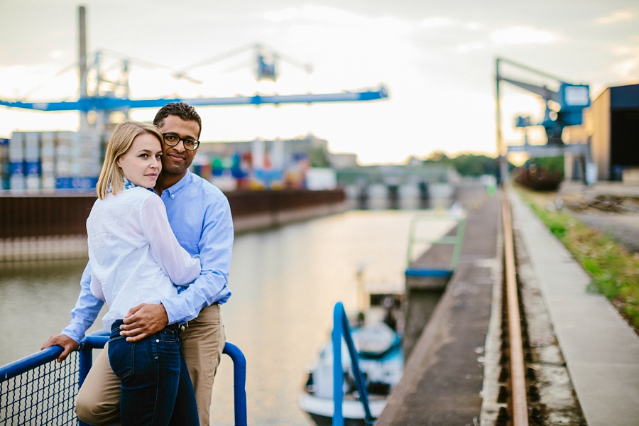 engagementshooting-paarfotos-duesseldorf-hafen-industriehafen-hyatt-gehry-bauten-innenhafen-container-fernsehturm-hochzeitsfotografin-aachen-geilenkirchen-heinsberg-koeln-eschweiler-blog_020