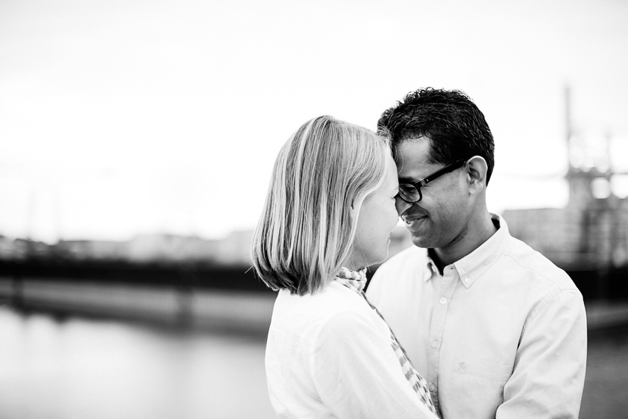 engagementshooting-paarfotos-duesseldorf-hafen-industriehafen-hyatt-gehry-bauten-innenhafen-container-fernsehturm-hochzeitsfotografin-aachen-geilenkirchen-heinsberg-koeln-eschweiler-blog_021