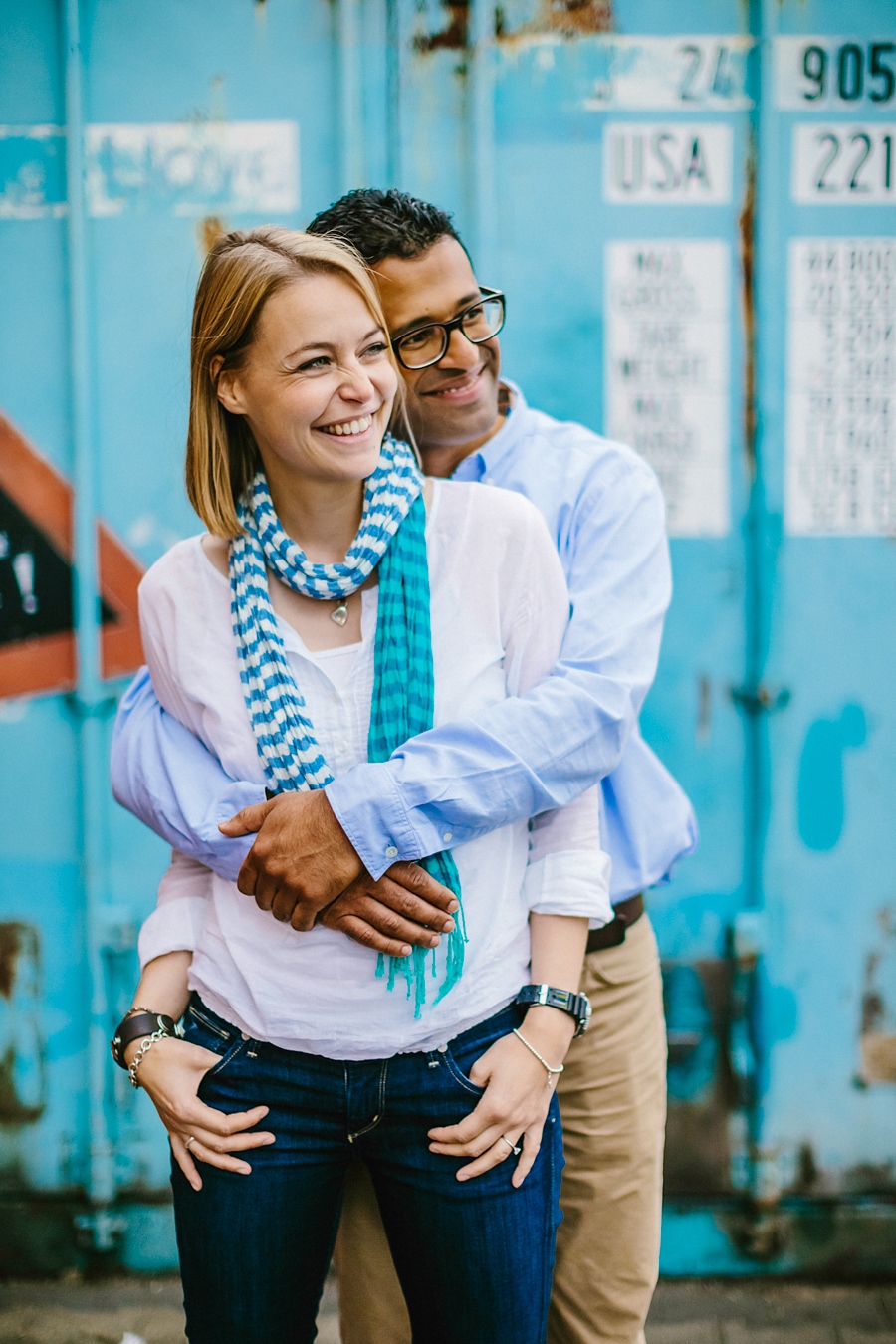 engagementshooting-paarfotos-duesseldorf-hafen-industriehafen-hyatt-gehry-bauten-innenhafen-container-fernsehturm-hochzeitsfotografin-aachen-geilenkirchen-heinsberg-koeln-eschweiler-blog_034