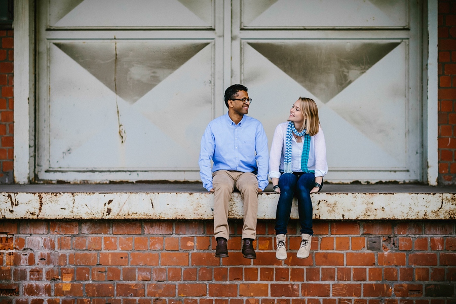 engagementshooting-paarfotos-duesseldorf-hafen-industriehafen-hyatt-gehry-bauten-innenhafen-container-fernsehturm-hochzeitsfotografin-aachen-geilenkirchen-heinsberg-koeln-eschweiler-blog_040