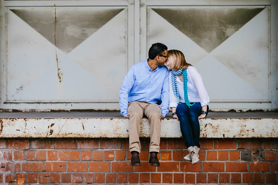 engagementshooting-paarfotos-duesseldorf-hafen-industriehafen-hyatt-gehry-bauten-innenhafen-container-fernsehturm-hochzeitsfotografin-aachen-geilenkirchen-heinsberg-koeln-eschweiler-blog_043
